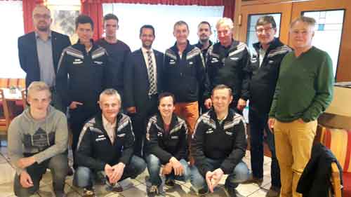 Tischtennismannschaft mit Anzugsponsor Tischtennismannschaft mit Anzugsponsor